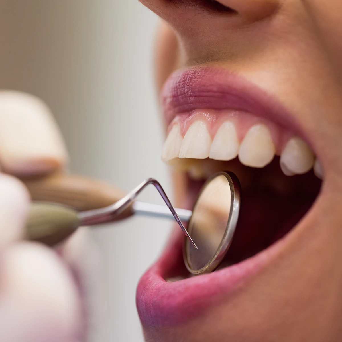 Ιατροί ορθοδοντικός Κωνσταντίνος Τσουμής και χειρουργός οδοντίατρος Μαρία Τσουμή.